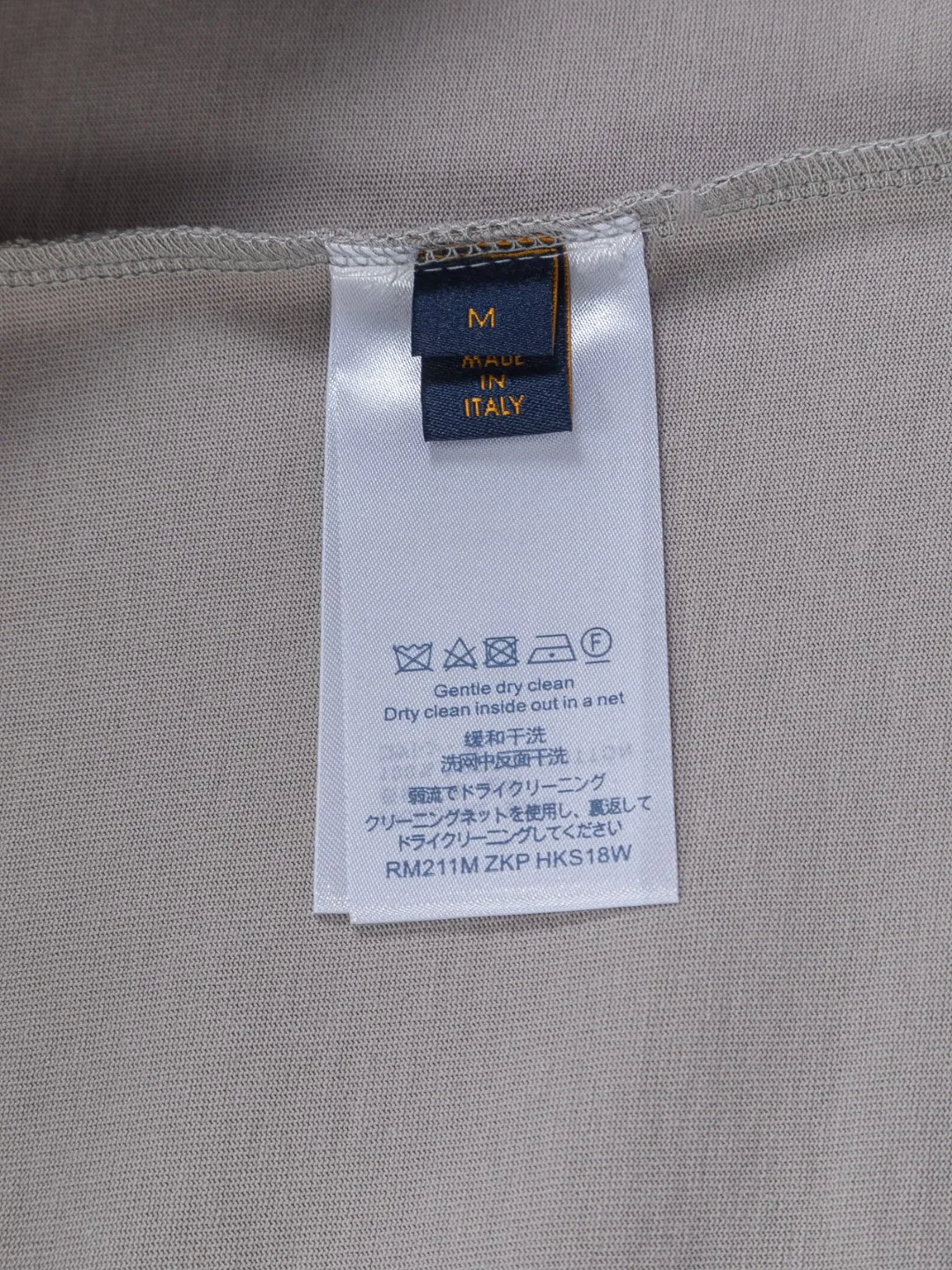 🅿️190 Louis Vuitton 1V LV micro-wide version S-XL LV 26ss New product counters are on the shelves at the same time Multi-process digital direct printing Various travel patches on the chest Micro-stamp printing Round-neck short-sleeved T-shirts, the same style for men and women! Consigned to one-to-one creation. Synchronized with the official website, pure cotton fabrics at the counter! It is close to the skin and comfortable, durable and easy to wear. It has a classic and simple logo design and meticulous original craftsmanship. Short-sleeves, a must-have item for men, do not appear to be the same for the general public, but must be unique and eye-catching. This LV short-sleeve is all about quality, comfort, the same shape and fashion as always, including fabrics and cutting techniques. All of them have been made with great effort! 320 grams of washed pure cotton fabric, pure cotton is breathable, very refreshing and comfortable for daily wear. The rib knitting on the neckline is smooth and tight, and the neckline will not be skewed if you toss it at will. The loose version, you will find that it looks really good on the upper body. The overall is minimalist and neat, super versatile for daily use! Pair it casually with a pair of pants for a youthful look. A T-shirt will make your outfit crazy. It is a fashionable item that can never go wrong! Color: Black White Gray Size: S-XL Size chart: S: Shoulder width 50-Bust 56-Length 70 M: Shoulder width 52-Bust 57-Length 72 L: Shoulder width 54-Bust 59-Length 74 XL: Shoulder width 56-Bust 62-Length 76